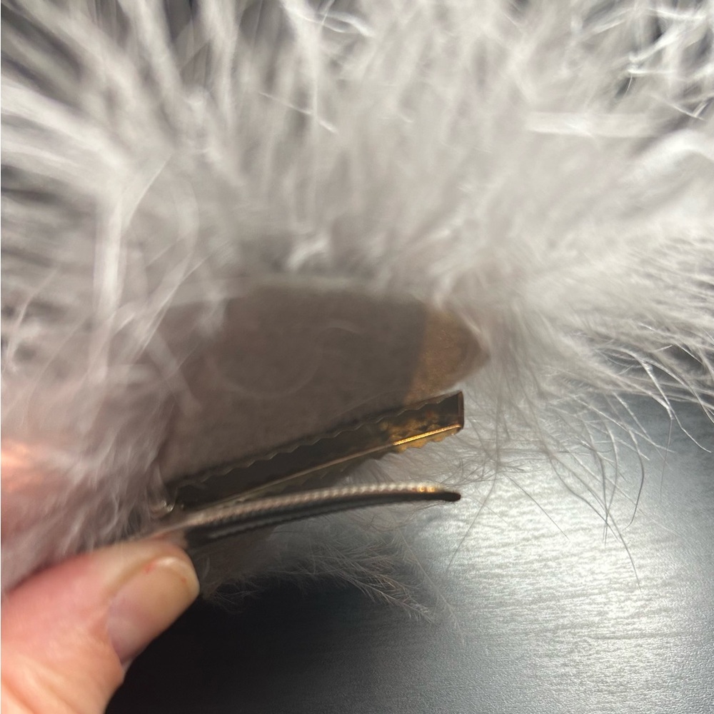 Elegant Grey Feathered Hair Clip with Rhinestone Detailing - Picture 3 of 3